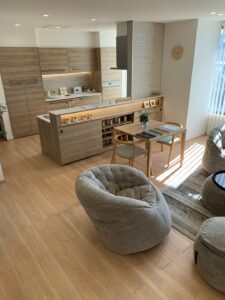 グレージュキッチンとベージュのカウンターの写真